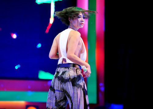 Kết thúc phần trình diễn của mình, cô còn gởi tặng đến khán giả một đoạn ca khúc đình đám trong phim Titanic My heart will go on. Ca sĩ Thu Minh cho biết: "Thu Minh mới trở về từ chuyến lưu diễn tại Mỹ. Nếu phần trình diễn có gì sơ suất mong quý vị khán giả bỏ qua". (Theo Zing) Kết thúc phần trình diễn của mình, cô còn gởi tặng đến khán giả một đoạn ca khúc đình đám trong phim Titanic My heart will go on. Ca sĩ Thu Minh cho biết: "Thu Minh mới trở về từ chuyến lưu diễn tại Mỹ. Nếu phần trình diễn có gì sơ suất mong quý vị khán giả bỏ qua". (Theo Zing)