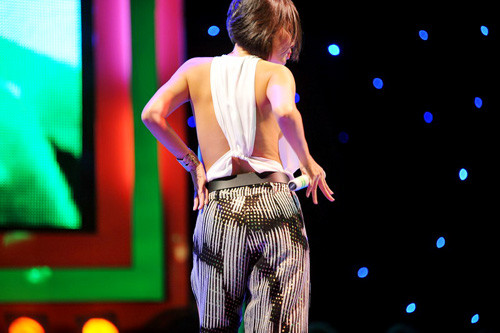 Ca sĩ Thu Minh gây ấn tượng mạnh không chỉ bởi giọng hát mà còn ở những màn vũ đạo được dàn dựng công phu và đẹp mắt, với sự trợ giúp của vũ đoàn Hoàng Thông và bộ trang phục sexy, gợi cảm và trong lúc cô hăng say thể hiện phần trình diễn liên khúc gồm bốn ca khúc Xinh, Taxi, Bay và Đường cong, thì bất ngờ sự cố "lộ hàng" đã đến. Điều đáng nói ở đây, sự cố đến với cô không chỉ một lần mà đến 3 lần, trong đó chưa kể những động tác vũ đạo bưng bê. Ca sĩ Thu Minh gây ấn tượng mạnh không chỉ bởi giọng hát mà còn ở những màn vũ đạo được dàn dựng công phu và đẹp mắt, với sự trợ giúp của vũ đoàn Hoàng Thông và bộ trang phục sexy, gợi cảm và trong lúc cô hăng say thể hiện phần trình diễn liên khúc gồm bốn ca khúc Xinh, Taxi, Bay và Đường cong, thì bất ngờ sự cố "lộ hàng" đã đến. Điều đáng nói ở đây, sự cố đến với cô không chỉ một lần mà đến 3 lần, trong đó chưa kể những động tác vũ đạo bưng bê.