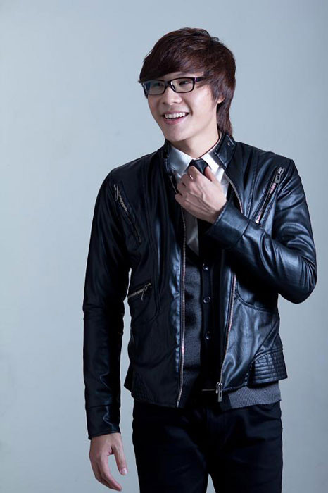 Minh Kiên lột xác trong MV mới, khán giả sẽ không còn nhìn thấy bóng dáng của Micheal Jackson nữa mà là một anh chàng trẻ tuổi, lãng tử và ga lăng. (Theo Bee.net.vn) Minh Kiên lột xác trong MV mới, khán giả sẽ không còn nhìn thấy bóng dáng của Micheal Jackson nữa mà là một anh chàng trẻ tuổi, lãng tử và ga lăng. (Theo Bee.net.vn)