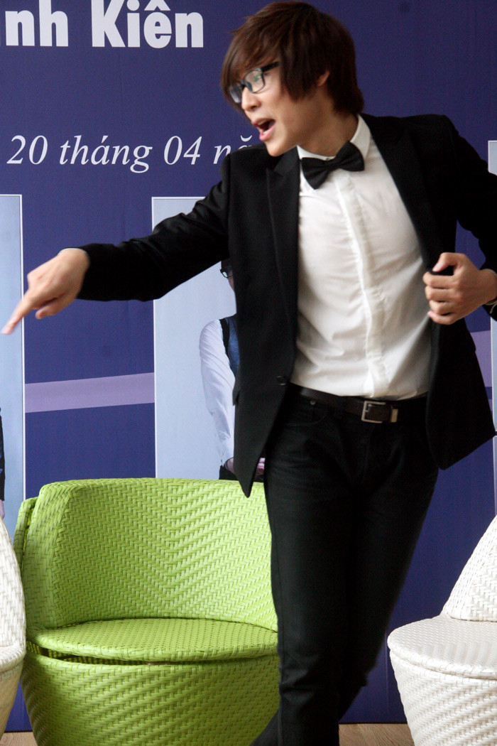 Trước lời gợi ý của một số phóng viên rằng, Minh Kiên có thể trình diễn lại các động tác trong MV "Xao xuyến" mới ra mắt, chàng trai đã rất hào hứng thực hiện lại các động tác vũ đạo đẹp mắt.