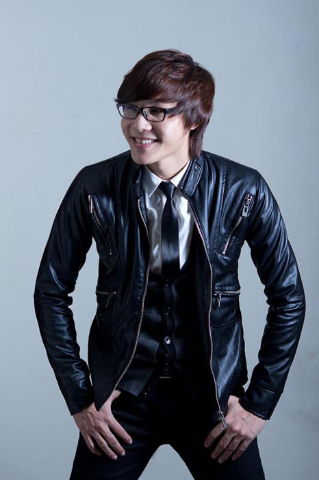 Trong buổi ra mắt MV "Xao xuyến" ngày 20/4, Minh Kiên đã gây bất ngờ với người hâm mộ và đồng nghiệp bởi phong cách lãng tử như trai Hàn. Thậm chí nhiều người còn tò mò cho rằng anh chàng Micheal Jackson của Việt Nam "im hơi lặng tiếng" trong thời gian qua là để đi tu sửa nhan sắc. Trong buổi ra mắt MV "Xao xuyến" ngày 20/4, Minh Kiên đã gây bất ngờ với người hâm mộ và đồng nghiệp bởi phong cách lãng tử như trai Hàn. Thậm chí nhiều người còn tò mò cho rằng anh chàng Micheal Jackson của Việt Nam "im hơi lặng tiếng" trong thời gian qua là để đi tu sửa nhan sắc.