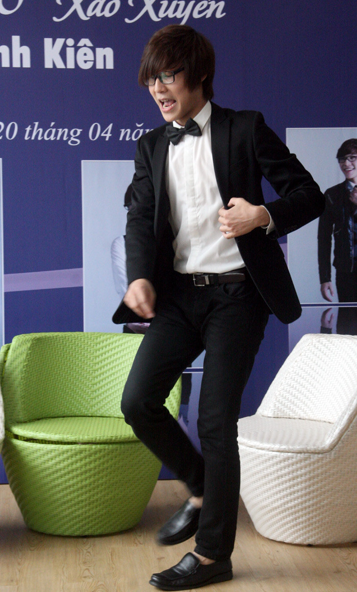 Nội dung của MV 'Xao xuyến' đề cập đến tình huống hết sức đời thường: một sáng sớm thức dậy, thật tình cờ chàng trai trông thấy cô gái và ngay trong khoảnh khắc ấy chàng trai thực sự rung động , bị “hớp hồn” bởi “hình bóng thiên thần” ấy.