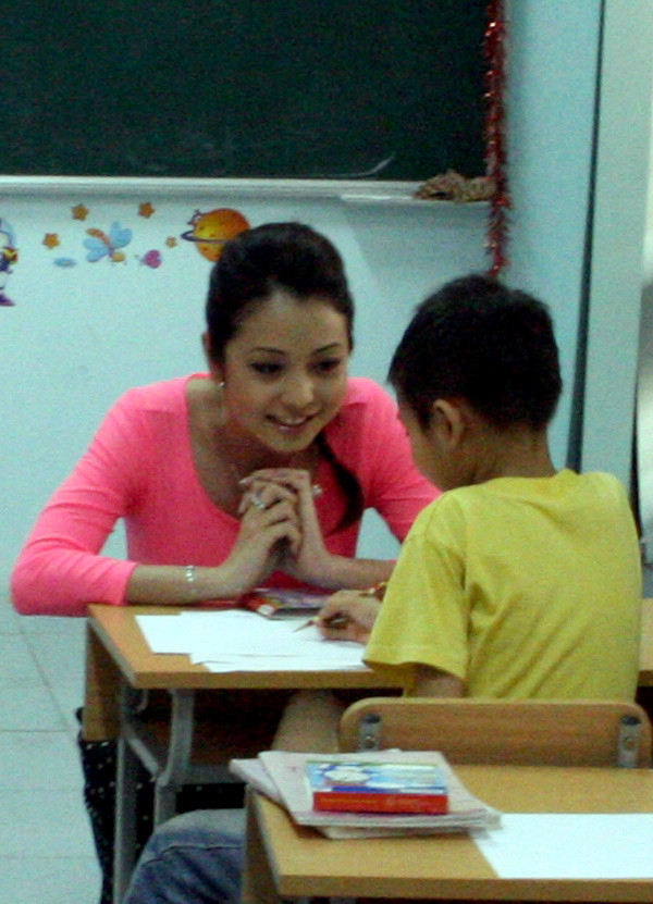 "Mang lớp học đến tận gường bệnh cho các em" là mục tiêu lớn nhất của Lớp học Hy Vọng. "Mang lớp học đến tận gường bệnh cho các em" là mục tiêu lớn nhất của Lớp học Hy Vọng.