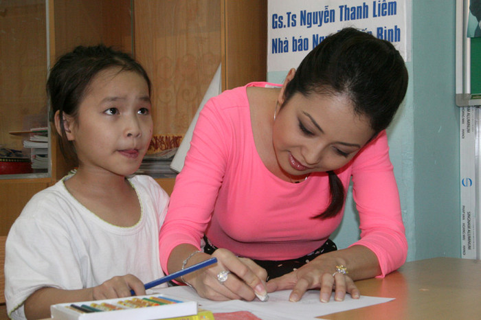 Rồi cũng ngồi hý hoáy tô, vẽ... Rồi cũng ngồi hý hoáy tô, vẽ...