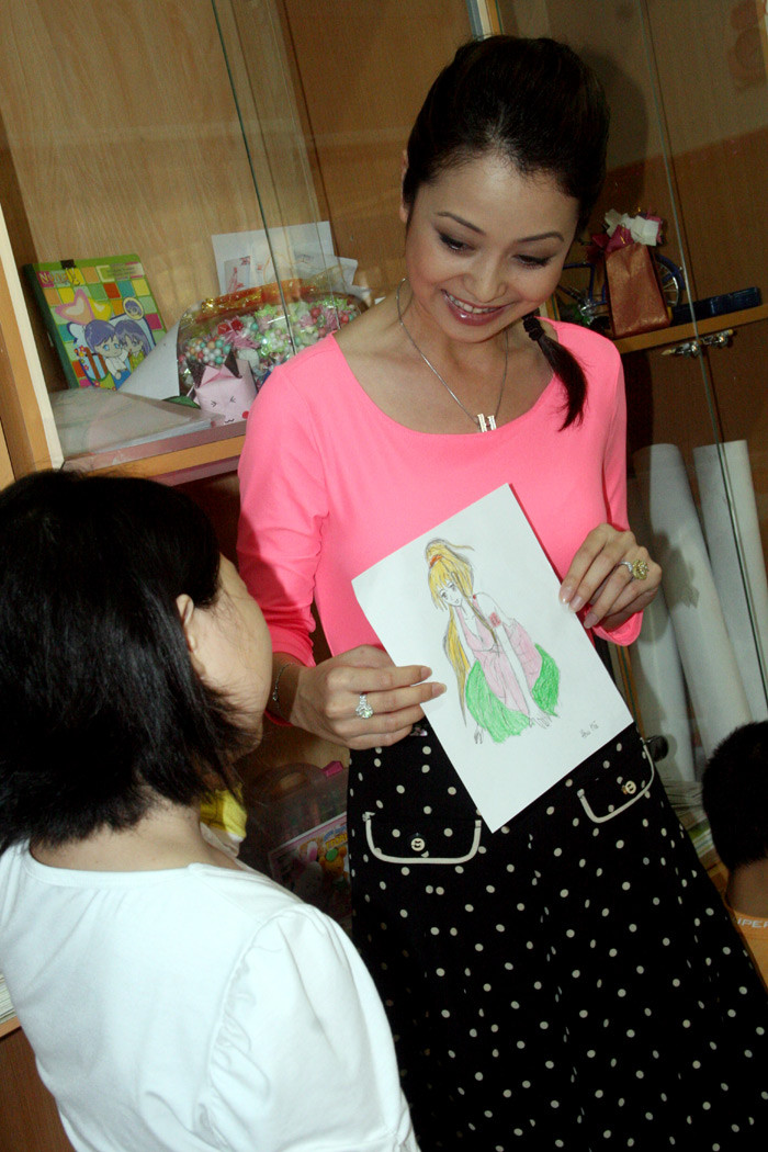 Tiết học vẽ của Jennifer với các em học sinh Lớp học Hy vọng chiều 20/4 rất thú vị. Trong ảnh, cô học trò đang giới thiệu về bức vẽ của mình. Tiết học vẽ của Jennifer với các em học sinh Lớp học Hy vọng chiều 20/4 rất thú vị. Trong ảnh, cô học trò đang giới thiệu về bức vẽ của mình.