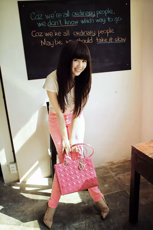 Đêm hội chân dài càng đến gần (15/5/2012), những chân dài hàng đầu của Venus càng được chăm chút hình ảnh hơn bao giờ hết. Như mọi lần, con át chủ bài của đêm tiệc - "nữ hoàng nội y" Ngọc Trinh được giới chuyên môn hết sức quan tâm.