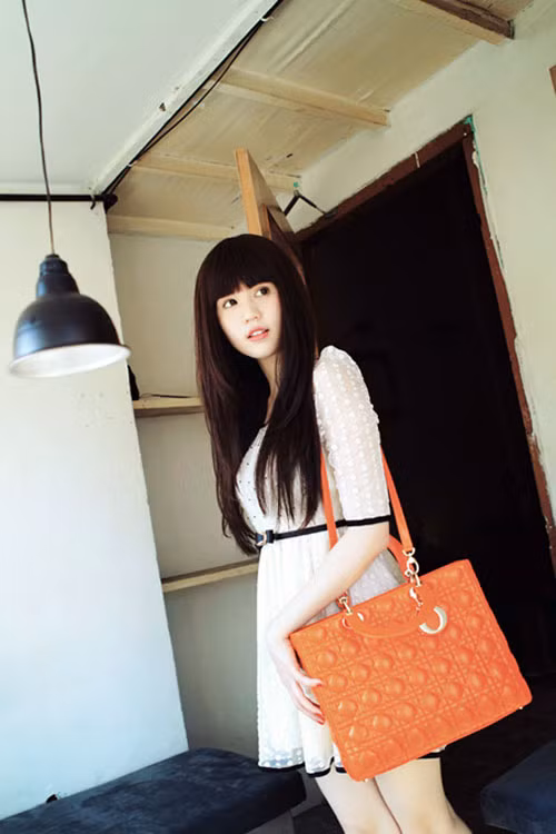 Ngọc Trinh hóa thân vào hình ảnh một cô gái trong sáng, dầy dịu dàng. (Theo Đất Việt) Ngọc Trinh hóa thân vào hình ảnh một cô gái trong sáng, dầy dịu dàng. (Theo Đất Việt)