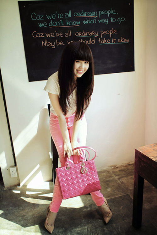 Đêm hội chân dài càng đến gần (15/5/2012), những chân dài hàng đầu của Venus càng được chăm chút hình ảnh hơn bao giờ hết. Như mọi lần, con át chủ bài của đêm tiệc - "nữ hoàng nội y" Ngọc Trinh được giới chuyên môn hết sức quan tâm. Đêm hội chân dài càng đến gần (15/5/2012), những chân dài hàng đầu của Venus càng được chăm chút hình ảnh hơn bao giờ hết. Như mọi lần, con át chủ bài của đêm tiệc - "nữ hoàng nội y" Ngọc Trinh được giới chuyên môn hết sức quan tâm.