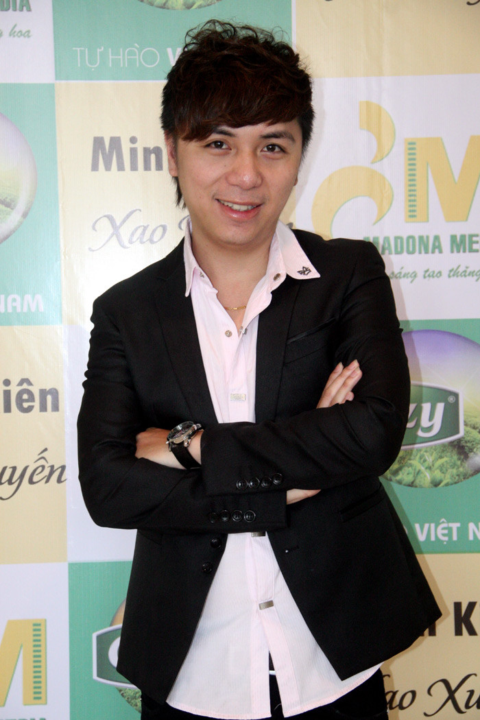 Ca sỹ Minh Vương đến chia sẻ niềm vui với đồng nghiệp.