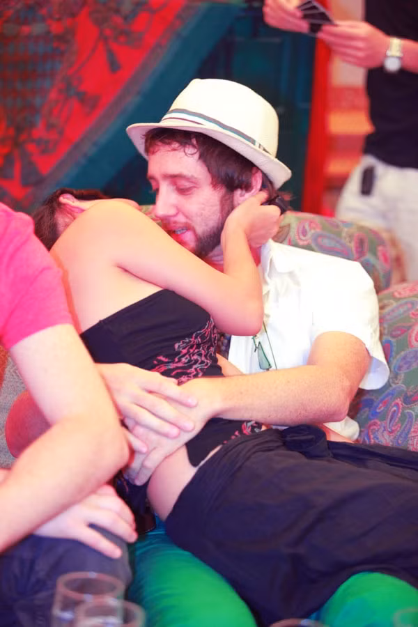 Hành động tình tứ thái quá của cô khiến không ít người phải 'đỏ mặt'.