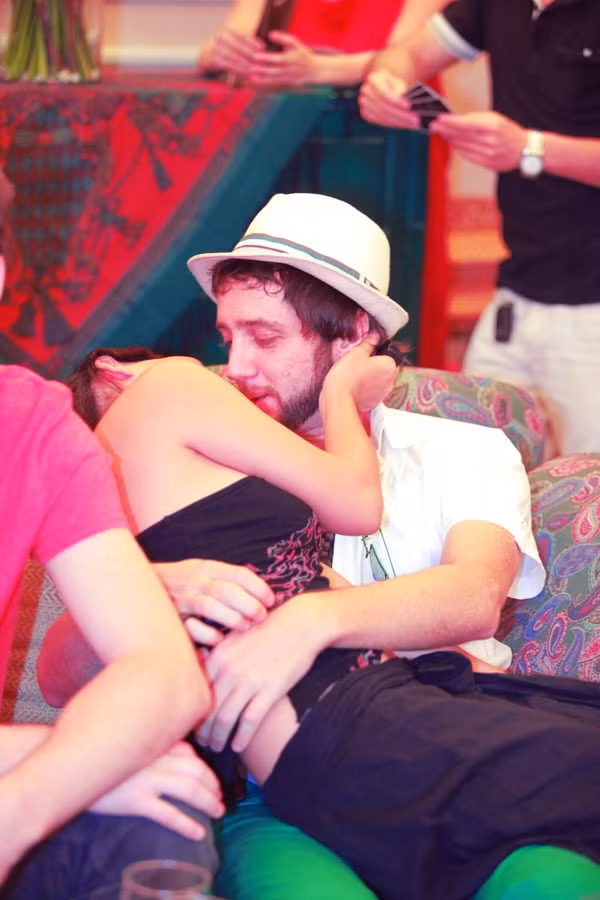 Trước đông người, Mai Khôi không hề ngại ngần cùng bạn trai ôm ấp rất tình tứ.