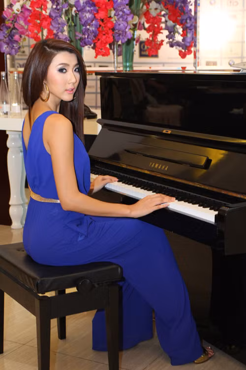 Tuy hiện tại, Ngọc Quyên nhận được nhiều lời khen về gương mặt đẹp và cá tính nhưng nhiều người vẫn nhớ về cô với một gương mặt bầu bĩnh, ngây thơ và tròn đầy thuở thơ ngây. Ngọc Quyên đã không nằm ngoài vòng xoáy làm đẹp nhờ dao kéo của một. số kiều nữ Việt, tuy nhiên, Ngọc Quyên cũng đừng quá lạm dụng vào vẻ đẹp dao kéo vì từ xưa đến nay, cô vốn được yêu thích bởi vẻ đẹp tự nhiên khi mẹ thiên nhiên ban tặng. (Theo 2Sao) Tuy hiện tại, Ngọc Quyên nhận được nhiều lời khen về gương mặt đẹp và cá tính nhưng nhiều người vẫn nhớ về cô với một gương mặt bầu bĩnh, ngây thơ và tròn đầy thuở thơ ngây. Ngọc Quyên đã không nằm ngoài vòng xoáy làm đẹp nhờ dao kéo của một. số kiều nữ Việt, tuy nhiên, Ngọc Quyên cũng đừng quá lạm dụng vào vẻ đẹp dao kéo vì từ xưa đến nay, cô vốn được yêu thích bởi vẻ đẹp tự nhiên khi mẹ thiên nhiên ban tặng. (Theo 2Sao)