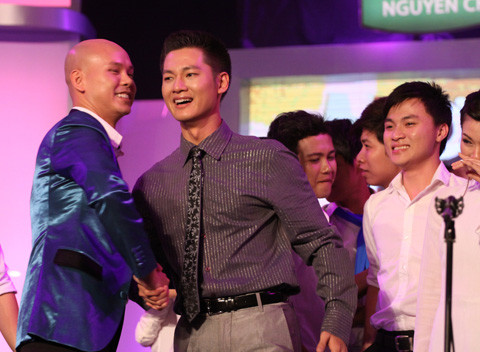 Các thành viên hợp ca TP HCM vỡ òa hạnh phúc khi là đội đầu tiên được xướng danh, có số lượng tin nhắn bình chọn cao nhất so với ba đội còn lại. (Theo Vnexpress) Các thành viên hợp ca TP HCM vỡ òa hạnh phúc khi là đội đầu tiên được xướng danh, có số lượng tin nhắn bình chọn cao nhất so với ba đội còn lại. (Theo Vnexpress)