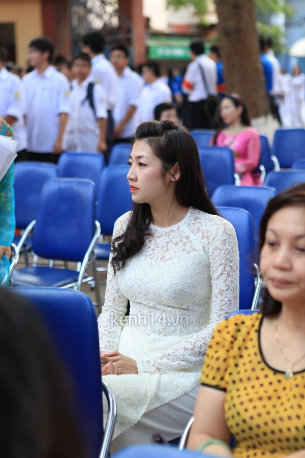 Tú Anh đã đến chào hỏi từng thầy cô của mình và ngồi chăm chú theo dõi diễn biến buổi lễ khai giảng. Tú Anh đã đến chào hỏi từng thầy cô của mình và ngồi chăm chú theo dõi diễn biến buổi lễ khai giảng.