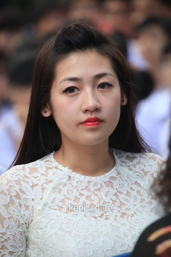 Đây là năm đầu tiên Á hậu rời trường cấp 3, hiện người đẹp đang là lớp trưởng của lớp Phát Thanh - Học viện Báo chí và Tuyên truyền Hà Nội. Đây là năm đầu tiên Á hậu rời trường cấp 3, hiện người đẹp đang là lớp trưởng của lớp Phát Thanh - Học viện Báo chí và Tuyên truyền Hà Nội.