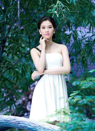 Những kiểu áo dạ hội trang nhã này được thực hiện từ chất liệu vải chiffon và satin kết hợp với pha lê, đá quý, ngọc trai cao cấp... Những kiểu áo dạ hội trang nhã này được thực hiện từ chất liệu vải chiffon và satin kết hợp với pha lê, đá quý, ngọc trai cao cấp...