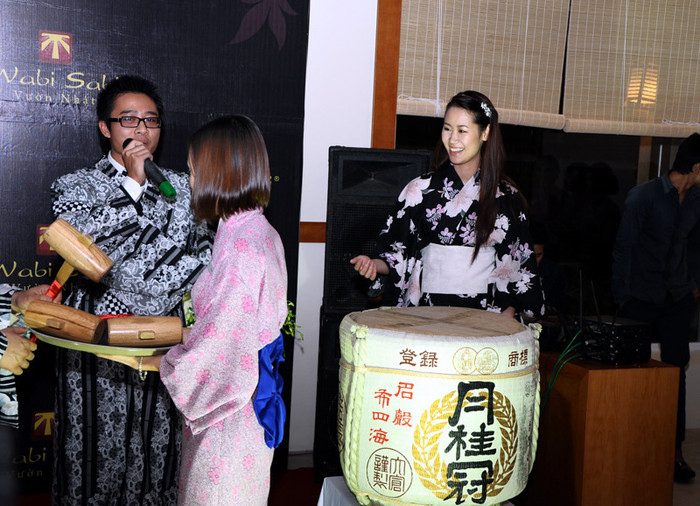 Dương Thùy Linh không giấu được sự phấn khởi bằng những nụ cười tươi.