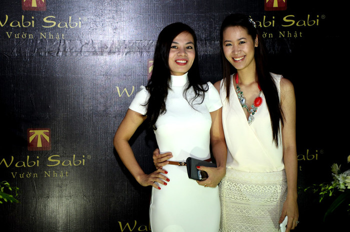 Lisa Vân Anh và Dương Thùy Linh "đụng" màu trang phục.