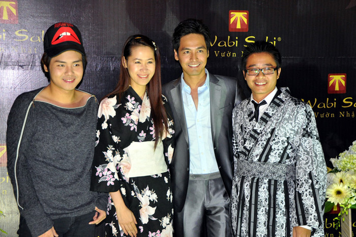 MC Phan Anh chụp lưu niệm cùng Thùy Linh. Lúc này, vợ chồng Dương Thùy Linh đã diện trên người trang phục của Nhật Bản, chuẩn bị làm lễ khai trương nhà hàng mới.