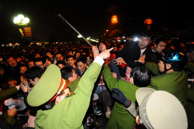 Việc phát ấn đền Trần vào đêm 14, rạng sáng 15 tháng Giêng hàng năm trở thành nỗi “ám ảnh” của dư luận. Việc phát ấn đền Trần vào đêm 14, rạng sáng 15 tháng Giêng hàng năm trở thành nỗi “ám ảnh” của dư luận.