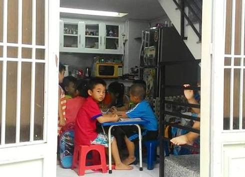 Dạy thêm học thêm tràn lan làm học sinh không có thời gian ăn, ngủ (ảnh minh họa: báo Dân Trí) Dạy thêm học thêm tràn lan làm học sinh không có thời gian ăn, ngủ (ảnh minh họa: báo Dân Trí)