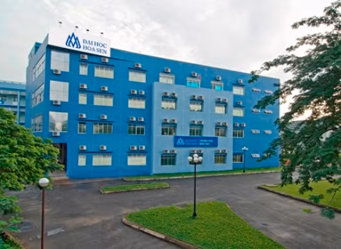 Chủ tịch Nguyễn Thành Phong vừa trả lời các kiến nghị của lãnh đạo Trường Hoa Sen (ảnh: website trường)