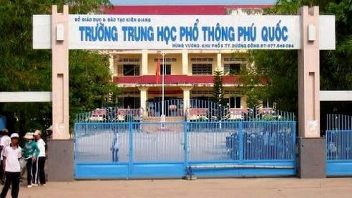 Sự việc thầy giáo tiết lộ đề thị ở lớp dạy thêm đang thu hút sự chú ý của dư luận xã hội: ảnh trên website của trường Sự việc thầy giáo tiết lộ đề thị ở lớp dạy thêm đang thu hút sự chú ý của dư luận xã hội: ảnh trên website của trường