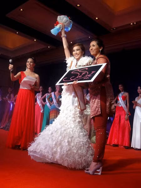 Phạm Anh Thư nhận giải phụ: Người mẫu duyên dáng nhất. Phạm Anh Thư nhận giải phụ: Người mẫu duyên dáng nhất.