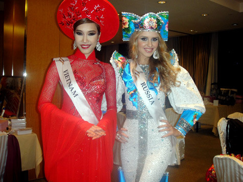 Anh Thư chụp ảnh kỷ niệm với thí sinh đến từ Nga. Anh Thư chụp ảnh kỷ niệm với thí sinh đến từ Nga.