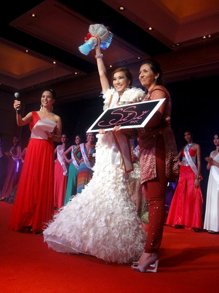 Phạm Anh Thư nhận giải phụ: Người mẫu duyên dáng nhất. Phạm Anh Thư nhận giải phụ: Người mẫu duyên dáng nhất.