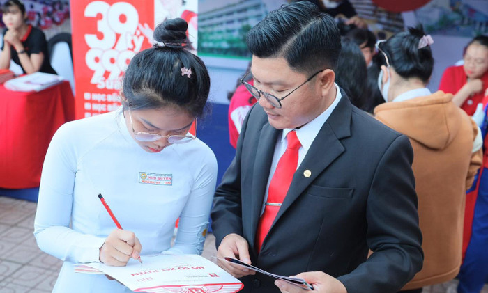 Thí sinh đăng ký xét tuyển bằng phương thức xét học bạ trung học phổ thông (ảnh: HIU) HIUtrungtuyen.jpg