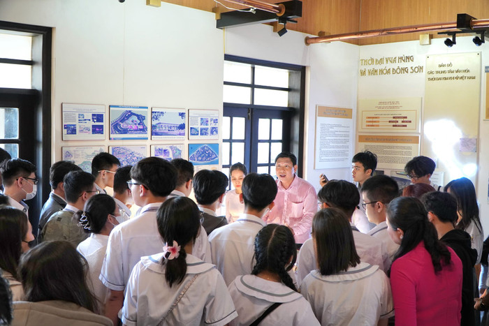 Giáo viên, học sinh, phụ huynh Trường Hùng Vương tham quan, dâng hương, dâng hoa tại Đến tưởng niệm các Vua Hùng ở Thành phố Thủ Đức (ảnh: NTCC) HVuongbaotangVuahung.jpg