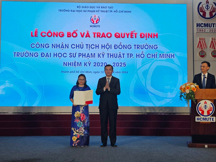 Thứ trưởng Nguyễn Văn Phúc trao quyết định công nhận Chủ tịch Hội đồng trường cho Tiến sĩ Trương Thị Hiền (ảnh: V.D) gdvn_HCMUTE.jpg