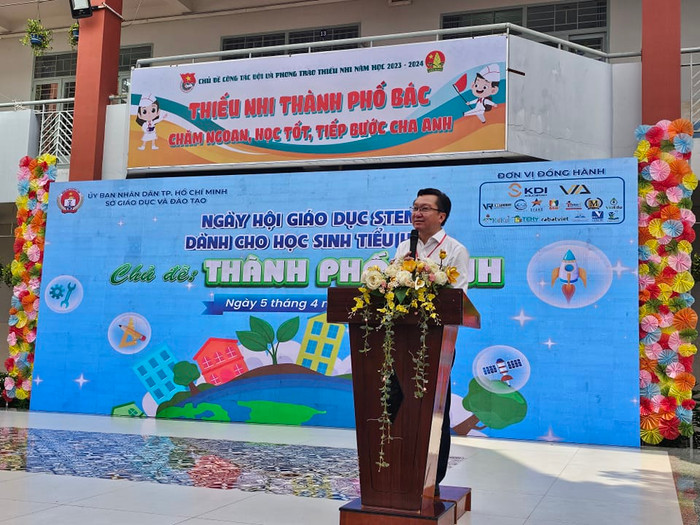 Ông Nguyễn Bảo Quốc - Phó Giám đốc Sở Giáo dục và Đào tạo Thành phố Hồ Chí Minh phát biểu tại ngày hội (ảnh: V.D) gdvn_BaoQuoc.jpg