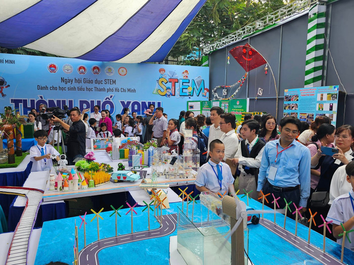 Các hoạt động diễn ra trong Ngày hội Giáo dục STEM dành cho học sinh tiểu học (ảnh: V.D) gdvn_BaoQuoc2.jpg