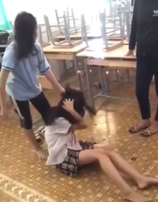 Cảnh mô tả nữ sinh đang túm tóc, đánh bạn trong video clip (ảnh cắt từ video clip) nusinhdanhnhau.jpg