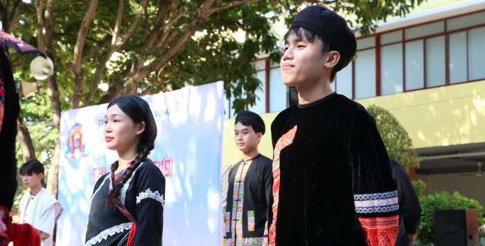 Học sinh của trường trong các trang phục dân tộc Việt Nam (ảnh: V.D) gdvn_le-gio-to-an-tuong.jpg