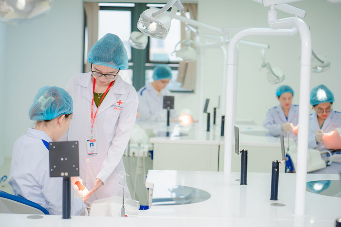 Sinh viên Răng Hàm Mặt của HIU luôn được thực hành với hệ thống máy móc hiện đại (ảnh: HIU) HIUTHSRHM.jpg