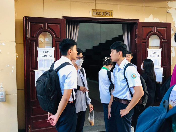 Thí sinh trước khi bước vào phòng thi làm bài thi đánh giá năng lực (ảnh: V.D) gdvn_danhgiananglucDHKHTN.jpg