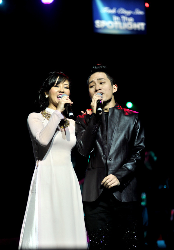 Tùng Dương thể hiện nhiều bài hát: Vết lăn trầm, Ru ta ngậm ngùi, Tuổi đá buồn…