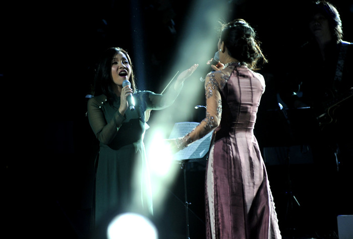 Hồng Nhung như mùa xuân của đời người: tràn sức sống, chút tinh nghịch, trái lại Tuấn Ngọc giống như mùa đông: trầm buồn pha lẫn xa vắng vấn vương.