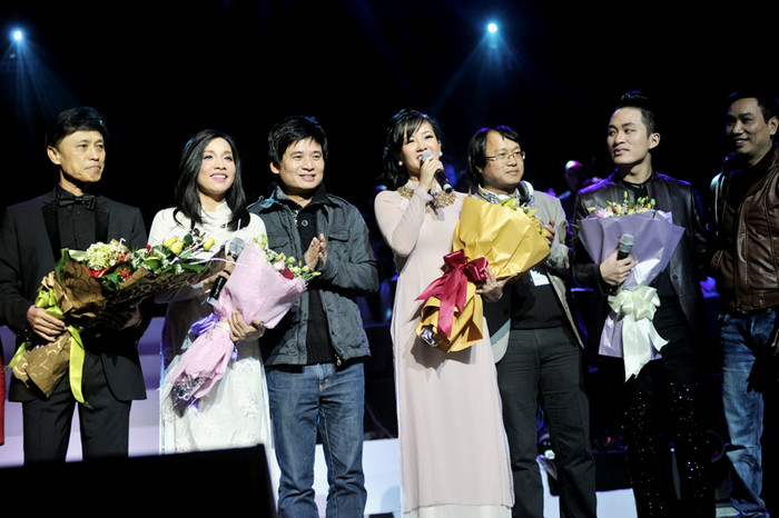 Hình ảnh ê-kíp tổ chức chương trình cảm ơn khán giả cuối chương trình.