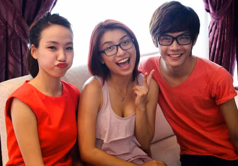 Trong buổi tập này, các thành viên tự nhiên nô đùa và nhí nhảnh pose ảnh.