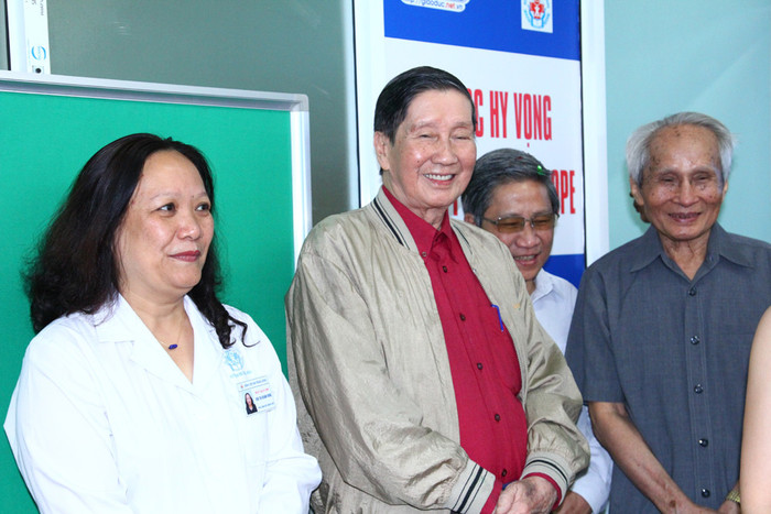 Dù sức khỏe yếu, nhưng nhận được lời mời tham dự lễ Khai giảng lớp học miễn phí cho bệnh nhân viện nhi, Nhạc sỹ Phạm Tuyên đã không ngại ngần đến chia vui. Dù sức khỏe yếu, nhưng nhận được lời mời tham dự lễ Khai giảng lớp học miễn phí cho bệnh nhân viện nhi, Nhạc sỹ Phạm Tuyên đã không ngại ngần đến chia vui.