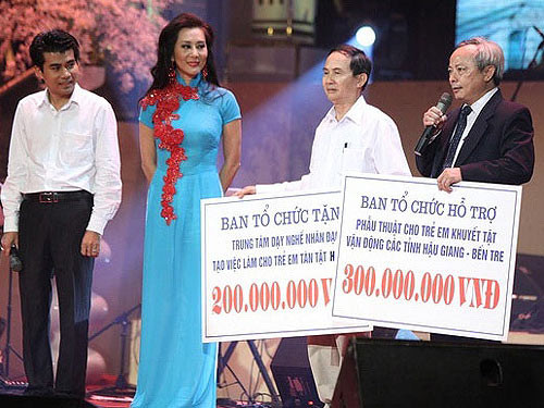 Bầu Hoàng Tiến (ngoài cùng bên trái) xuất hiện đêm 12/11 tại chương trình Chế Linh. Bầu Hoàng Tiến (ngoài cùng bên trái) xuất hiện đêm 12/11 tại chương trình Chế Linh.