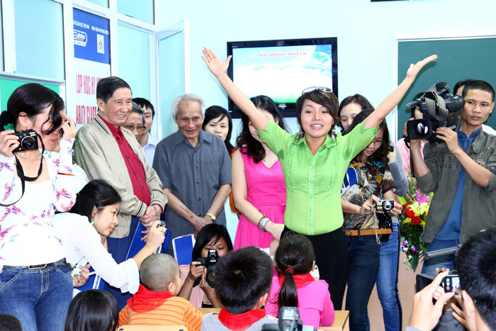 Sau khi khai giảng lớp học, Ca sỹ Thái Thùy Linh đã "lập tức" có một tiết dạy nhạc cho các em tại Viện nhi. Với cách giảng dạy thú vị, không chỉ các em nhỏ cảm thấy hứng thú, mà khách mời có mặt cũng vỗ tay không ngớt. Sau khi khai giảng lớp học, Ca sỹ Thái Thùy Linh đã "lập tức" có một tiết dạy nhạc cho các em tại Viện nhi. Với cách giảng dạy thú vị, không chỉ các em nhỏ cảm thấy hứng thú, mà khách mời có mặt cũng vỗ tay không ngớt.