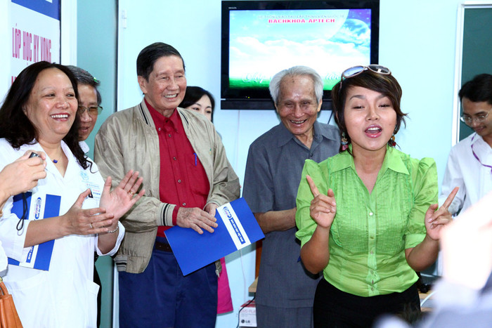 Ông phát biểu: "Lớp học ngay trong bệnh viện là một ý tưởng độc đáo và hết sức nhân văn. Tôi hy vọng mô hình này được nhân rộng trong thời gian tới". Trong tiết dạy của mình, ca sỹ Thái Thùy Linh cùng các em học sinh hát rất nhiều ca khúc của nhạc sỹ Phạm Tuyên. Ông phát biểu: "Lớp học ngay trong bệnh viện là một ý tưởng độc đáo và hết sức nhân văn. Tôi hy vọng mô hình này được nhân rộng trong thời gian tới". Trong tiết dạy của mình, ca sỹ Thái Thùy Linh cùng các em học sinh hát rất nhiều ca khúc của nhạc sỹ Phạm Tuyên.