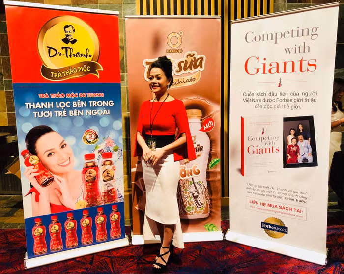 Tác giả Trần Phương Uyên trong buổi lễ ra mắt cuốn sách "Competing with Giants” tại Nhà hát lớn Hà Nội. Anh: K.H