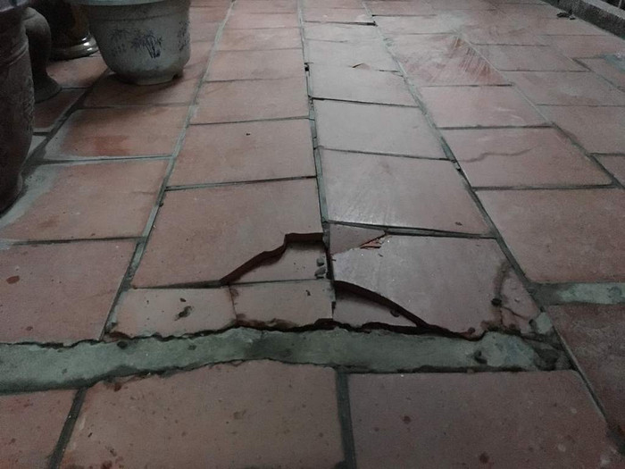 Sân nhà bà L. gạch bung lên được người dân phản ánh là do thi công dự án FLC Twin Towers 265 Cầu Giấy. Ảnh: V.P. Sân nhà bà L. gạch bung lên được người dân phản ánh là do thi công dự án FLC Twin Towers 265 Cầu Giấy. Ảnh: V.P.