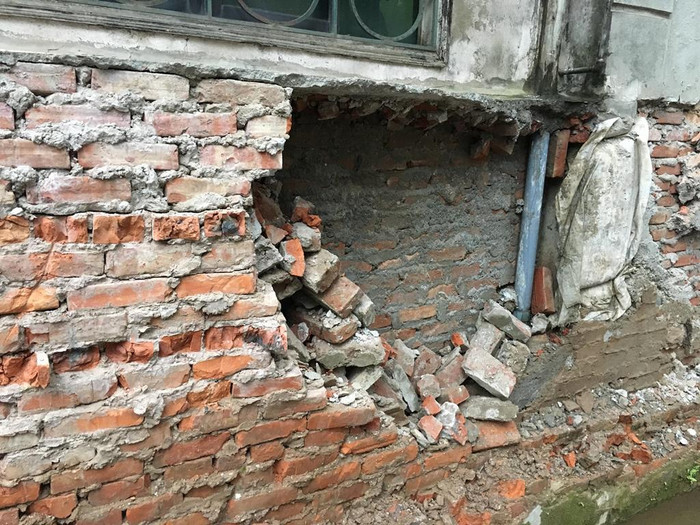 Phần móng của nhà một người dân liền kề dự án FLC Twin Towers bị khoét sâu vì đơn vị thi công phá tường rào. Ảnh: V.P. Phần móng của nhà một người dân liền kề dự án FLC Twin Towers bị khoét sâu vì đơn vị thi công phá tường rào. Ảnh: V.P.